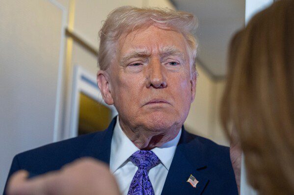 Венесуэльский лидер Мадуро может показаться отчаявшимся. Но его стратегию лояльности против наказания сложно взломать.