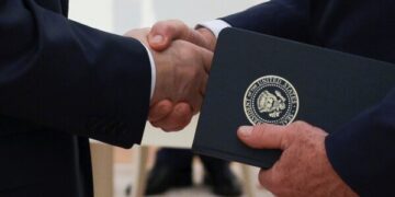 Венесуэльский лидер Мадуро может показаться отчаявшимся. Но его стратегию лояльности против наказания сложно взломать.