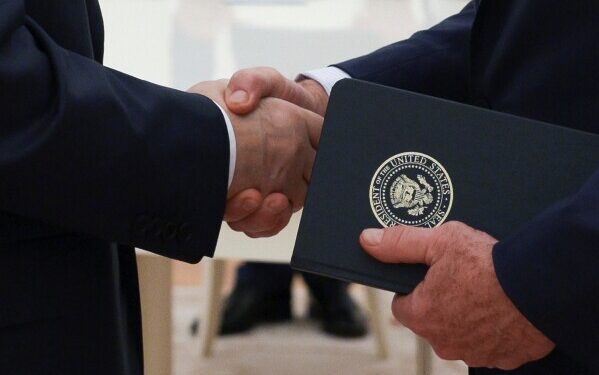 Венесуэльский лидер Мадуро может показаться отчаявшимся. Но его стратегию лояльности против наказания сложно взломать.