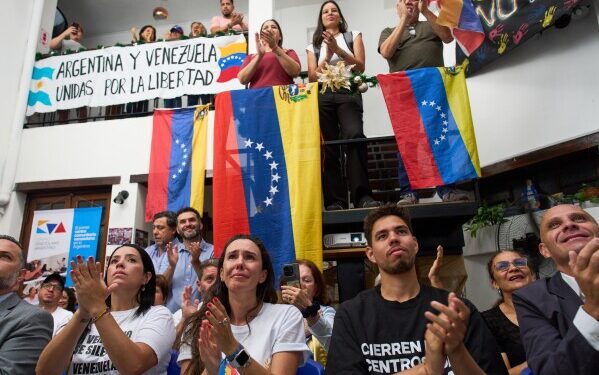 Венесуэльский лауреат Нобелевской премии высоко оценил действия Трампа, оказавшего давление на Мадуро «решительным» образом. Венесуэльский лауреат Нобелевской премии высоко оценил действия Трампа, оказавшего давление на Мадуро «решительным» образом.