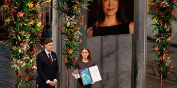 Президент Венесуэлы Мачадо прибыла в Норвегию после того, как ее дочь приняла Нобелевскую премию мира от ее имени.