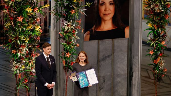 Президент Венесуэлы Мачадо прибыла в Норвегию после того, как ее дочь приняла Нобелевскую премию мира от ее имени. Президент Венесуэлы Мачадо прибыла в Норвегию после того, как ее дочь приняла Нобелевскую премию мира от ее имени.