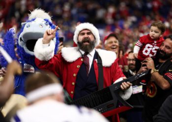 Смотрите, как Джейсон Келси зажигает в образе Санта-Клауса в программе «Monday Night Countdown»!