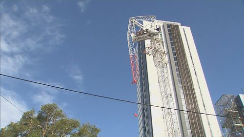 Неблагоприятные погодные условия обрушатся на некоторые районы Квинсленда, продолжаются работы по ликвидации последствий шторма на Голд-Косте.