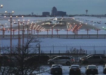 Зимний шторм парализовал поездки в праздничные дни на северо-востоке США и в районе Великих озёр.