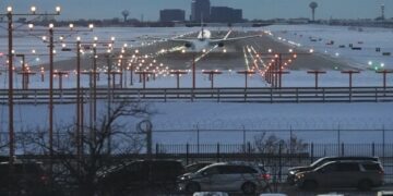 Зимний шторм парализовал поездки в праздничные дни на северо-востоке США и в районе Великих озёр.