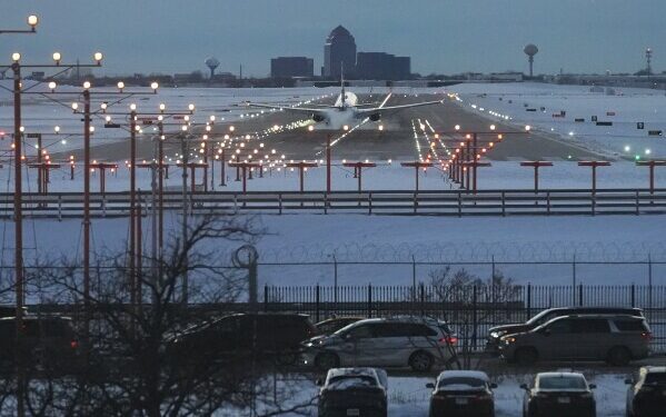 Зимний шторм парализовал поездки в праздничные дни на северо-востоке США и в районе Великих озёр. Зимний шторм парализовал поездки в праздничные дни на северо-востоке США и в районе Великих озёр.