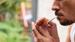 То, что ты ешь травку, совсем не повод для улыбки.