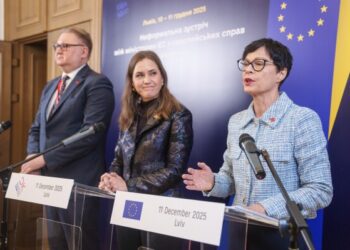 Зеленский заявил, что на мирных переговорах под руководством США обсуждается вопрос о требованиях России в отношении украинской территории. Зеленский заявил, что на мирных переговорах под руководством США обсуждается вопрос о требованиях России в отношении украинской территории.