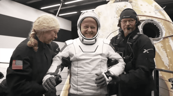 Четыре астронавта вернулись на Землю после того, как проблемы со здоровьем вынудили их досрочно покинуть МКС.