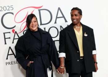 A$AP Rocky прокомментировал конфликт с Дрейком и, судя по всему, похвастался тем, что переманил у него Рианну, в новой песне.