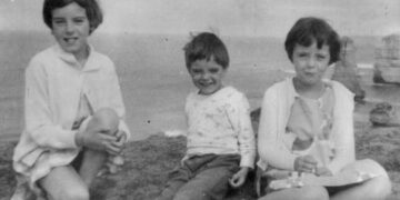 После поездки на автобусе на пляж трое детей исчезают навсегда.