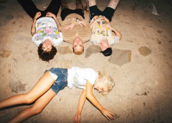 Певица из группы Amyl and The Sniffers подала иск против фотографа.