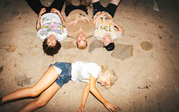 Певица из группы Amyl and The Sniffers подала иск против фотографа.