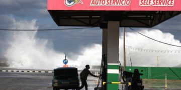 Власти освободили мужчину, дело которого побудило судью обязать руководителя иммиграционной и таможенной службы явиться в суд, сообщил адвокат.