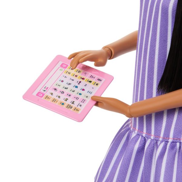 Защитники прав людей с аутизмом празднуют выход первой в истории «волшебной» куклы Барби, представляющей аутистический спектр.