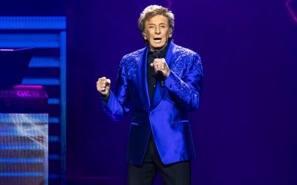 Барри Манилоу поделился новостями о своем здоровье после того, как у него диагностировали рак легких.