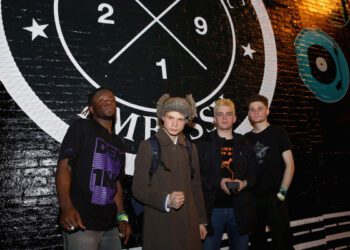 Гитарист Black Midi Мэтт Квасневски-Кельвин скончался в возрасте 26 лет после «долгой борьбы с проблемами психического здоровья». Гитарист Black Midi Мэтт Квасневски-Кельвин скончался в возрасте 26 лет после «долгой борьбы с проблемами психического здоровья».