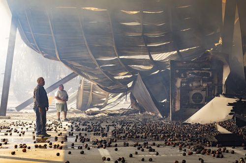 В пострадавшем от лесных пожаров районе штата Виктория найдено тело; премьер-министр и глава провинциального правительства посетили разрушенный город.