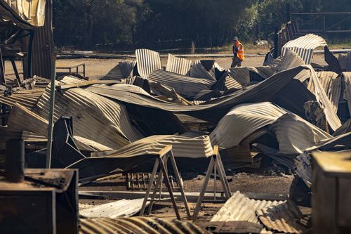 В пострадавшем от лесных пожаров районе штата Виктория найдено тело; премьер-министр и глава провинциального правительства посетили разрушенный город.