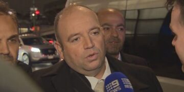 Герой Бонди Ахмед аль-Ахмед встретился с бывшим премьер-министром Кевином Раддом во время поездки в США.