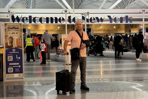 Герой Бонди прибыл в США для лечения. Герой Бонди прибыл в США для лечения.