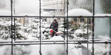 Костры, танцы, домашние животные: как украинцы согреваются во время самой суровой зимы за последние годы.