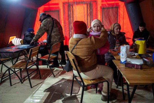 Костры, танцы, домашние животные: как украинцы согреваются во время самой суровой зимы за последние годы.