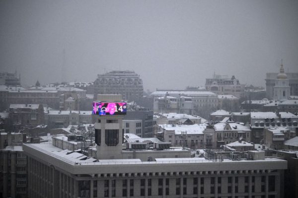 Костры, танцы, домашние животные: как украинцы согреваются во время самой суровой зимы за последние годы.