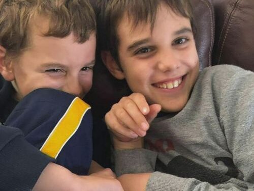 В Перте найдены мертвыми брат и родители, предположительно, в результате двойного убийства-самоубийства. В Перте найдены мертвыми брат и родители, предположительно, в результате двойного убийства-самоубийства.