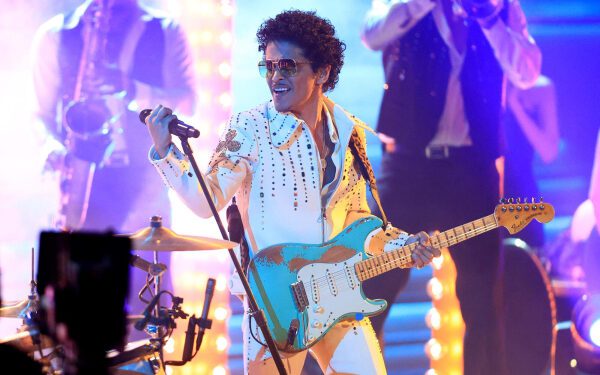 Бруно Марс объявляет о мировом стадионном турне — и он возьмет с собой целую плеяду знаменитых друзей.