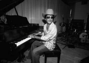 Бруно Марс назначен послом Дня музыкальных магазинов 2026 года. Бруно Марс назначен послом Дня музыкальных магазинов 2026 года.