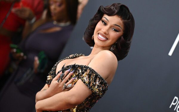 Карди Би станет музыкальной гостьей шоу «Saturday Night Live» после дебюта Тейаны Тейлор в качестве ведущей. Карди Би станет музыкальной гостьей шоу «Saturday Night Live» после дебюта Тейаны Тейлор в качестве ведущей.