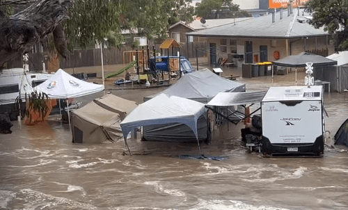 Автомобили смыло в море в результате внезапного наводнения, затопившего популярный курортный городок.
