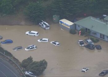 Автомобили смыло в море в результате внезапного наводнения, затопившего популярный курортный городок.