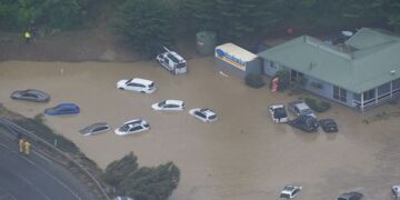 Автомобили смыло в море в результате внезапного наводнения, затопившего популярный курортный городок.