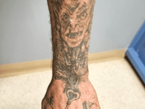 Камеры видеонаблюдения запечатлели беглеца за несколько часов до предполагаемого тройного убийства. Камеры видеонаблюдения запечатлели беглеца за несколько часов до предполагаемого тройного убийства.