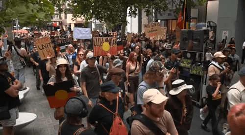 Камеры видеонаблюдения запечатлели момент, когда самодельная бомба предположительно была брошена в толпу на акции протеста в Перте.