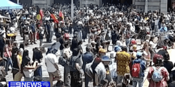 Камеры видеонаблюдения запечатлели момент, когда самодельная бомба предположительно была брошена в толпу на акции протеста в Перте.