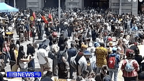 Камеры видеонаблюдения запечатлели момент, когда самодельная бомба предположительно была брошена в толпу на акции протеста в Перте. Камеры видеонаблюдения запечатлели момент, когда самодельная бомба предположительно была брошена в толпу на акции протеста в Перте.