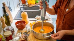 Простое и уютное блюдо от шеф-повара Самин Носрат помогает по-новому взглянуть на макароны с сыром.