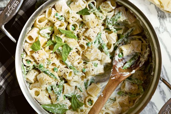 Простое и уютное блюдо от шеф-повара Самин Носрат помогает по-новому взглянуть на макароны с сыром.