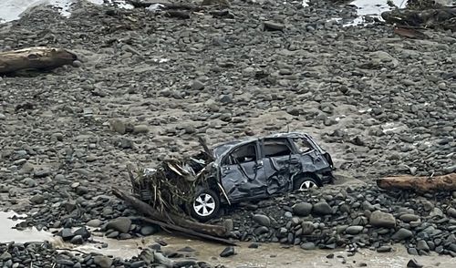 Ребёнка доставили в больницу вертолётом, автомобили и имущество смыло внезапным «экстраординарным» наводнением.