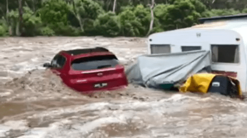 Ребёнка доставили в больницу вертолётом, автомобили и имущество смыло внезапным «экстраординарным» наводнением.