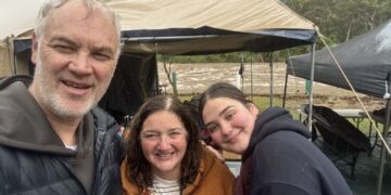 Ребёнка доставили в больницу вертолётом, автомобили и имущество смыло внезапным «экстраординарным» наводнением.