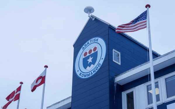 Участники контрпротеста прогнали консервативного блогера во время ужесточения иммиграционных мер в Миннеаполисе.