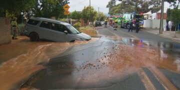 В Аделаиде арендованный автомобиль пары застрял в провале по дороге в аэропорт.