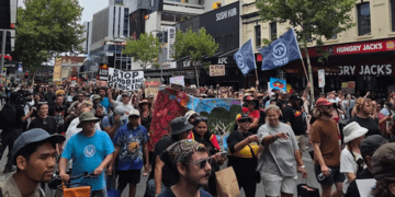 Толпа разбежалась с митинга в Перте в День вторжения, полиция расследует возможное взрывное устройство.