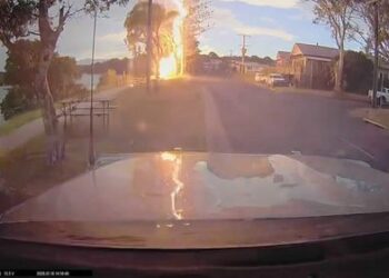 Видеорегистратор запечатлел удар молнии в нескольких метрах от места происшествия.