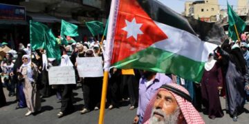 Число погибших в результате протестов в Иране превысило 2000 человек, заявляют активисты, а царящий хаос напоминает революцию 1979 года.